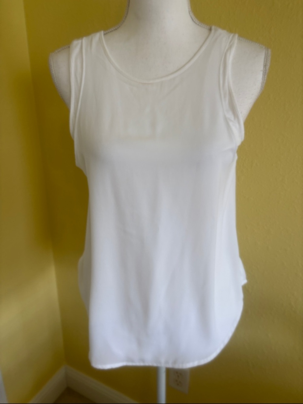 Banana Republic White Sleeveless Scoop Tank